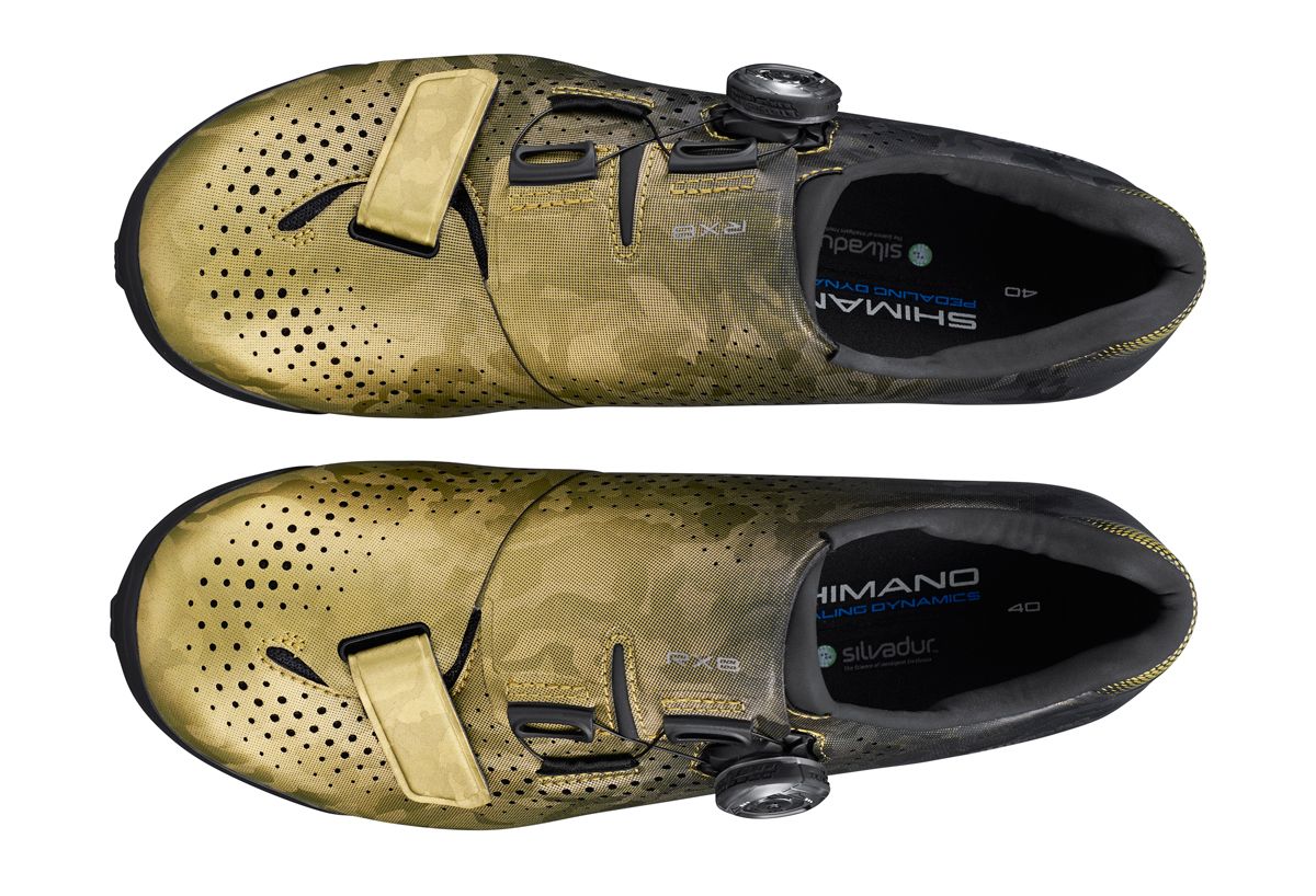 Shimano SH RX800W para gravel, en color Yellow Gold