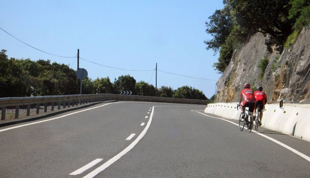 La nueva multa de la DGT con pérdida de 6 puntos en el carné si adelantas así a los ciclistas La nueva multa de la DGT con pérdida de 6 puntos en el carné si adelantas así a los ciclistas