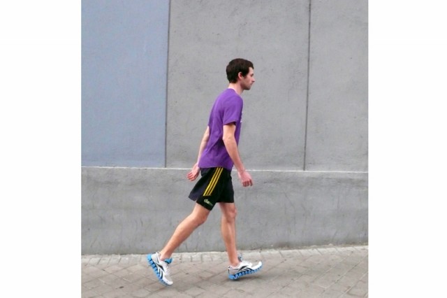 Correr hombros caídos