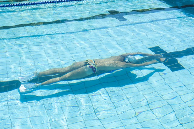 Piernas de mariposa con buceo de aletas