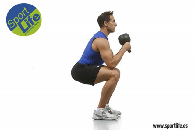 Sentadilla frontal con kettlebell