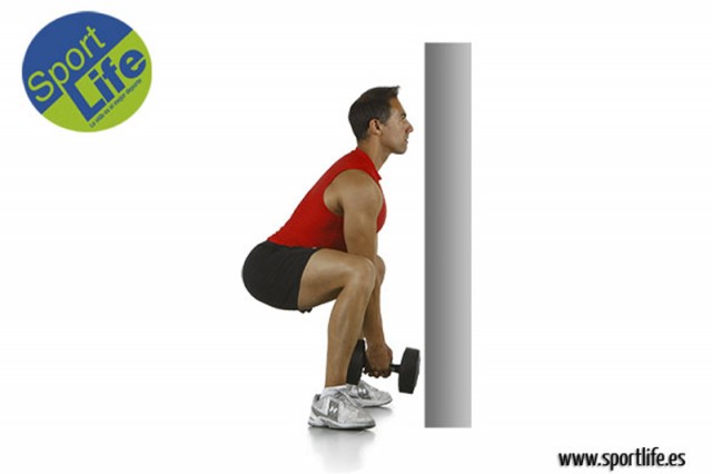 Sentadilla tipo sumo cerca de pared