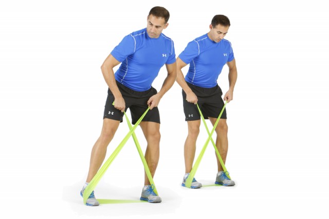 Caminar lateral con un tensor en los pies