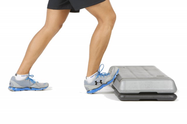 Elevar pie sobre escalón running