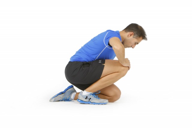 Flexionar cuerpo hacia delante sin elevar talón
