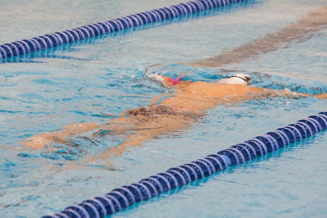 Patada desde las caderas natación