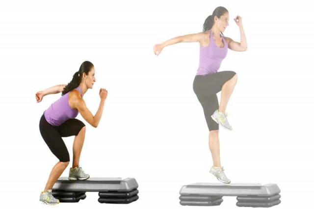 Eleva una rodilla con impulso hasta elevar el pie del step