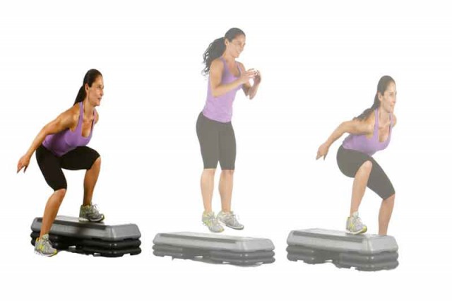 Impúlsate con las dos piernas pasando de un lado a otro del step