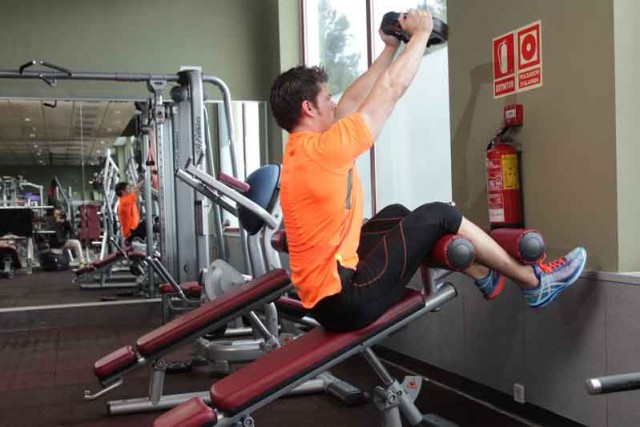 Abdominales combinados con frontales de hombro