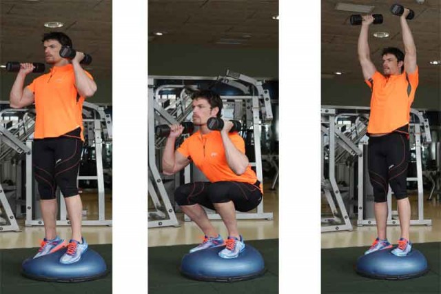 Sentadillas combinadas con hombros en bosu