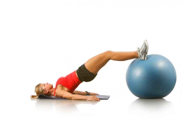 Sitúa los pies sobre un fitball