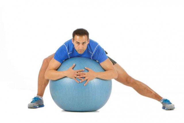 Cambia el peso apoyado sobre un fitball