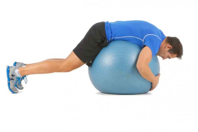 Relaja tu cuerpo sobre el fitball