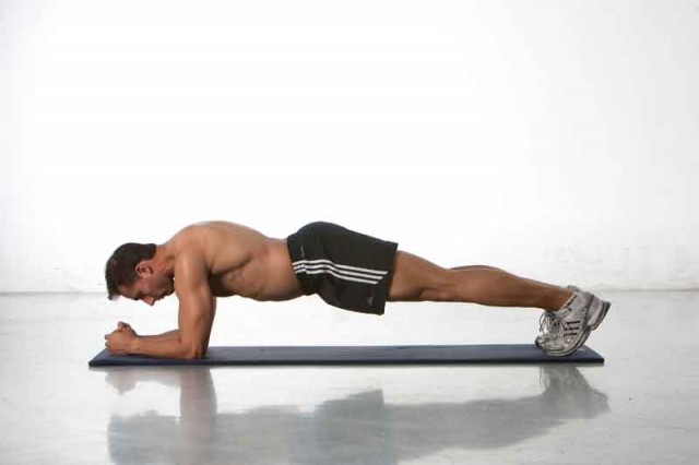 Abdominales isométricos ejecutados de forma incorrecta