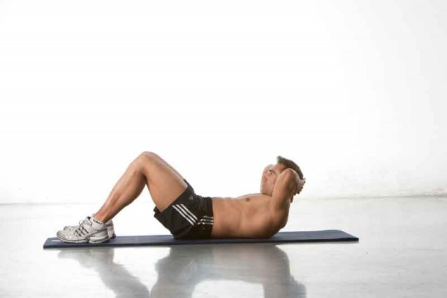 Abdominales en el suelo realizados de forma incorrecta