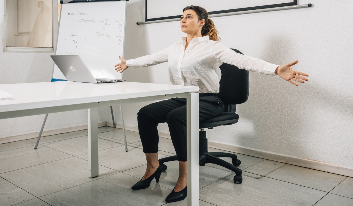 Corrección postural y activación muscular en la oficina