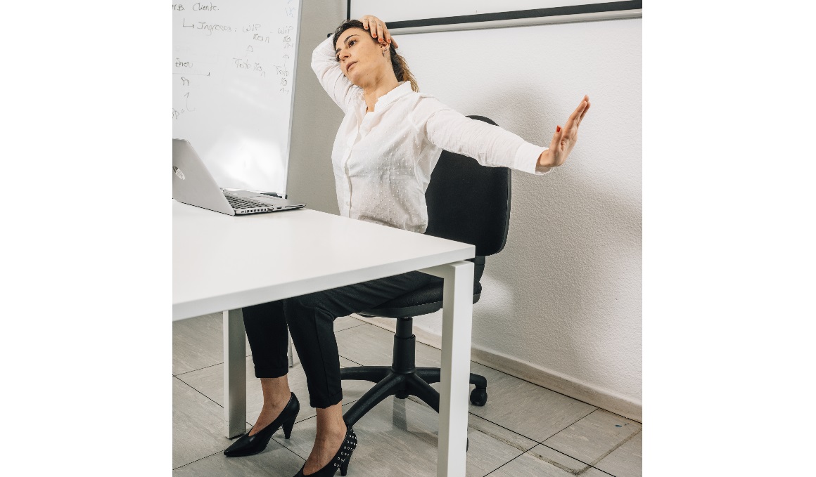 Corrección postural y activación muscular en la oficina