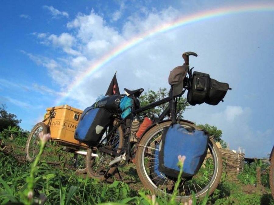 Cinecicleta: llevando en bici la magia del cine a África