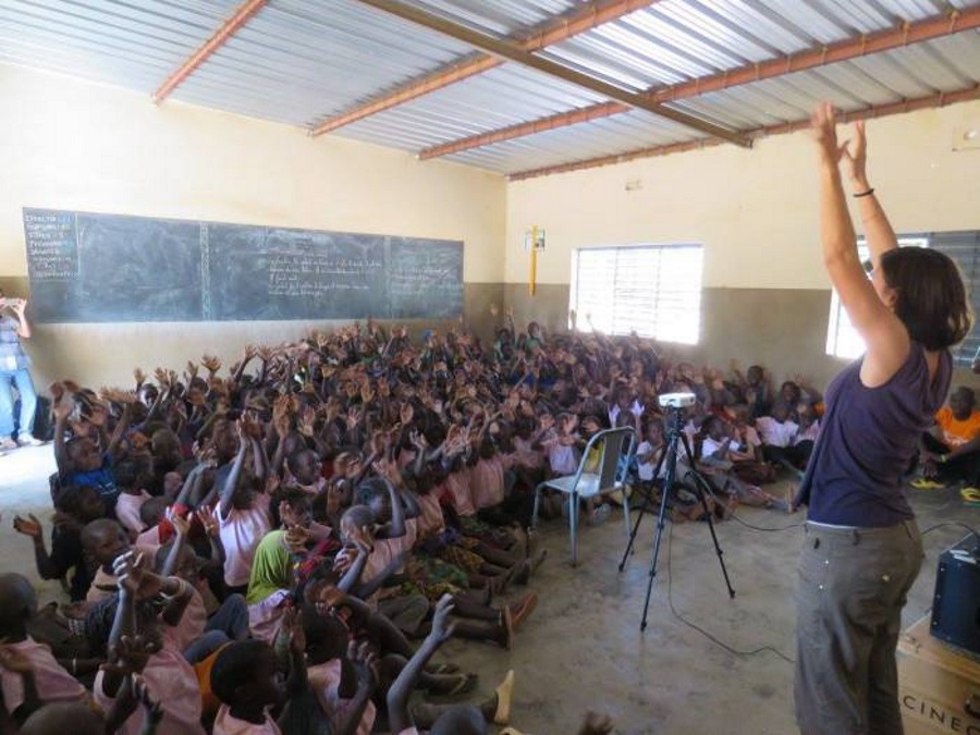 Cinecicleta: llevando en bici la magia del cine a África