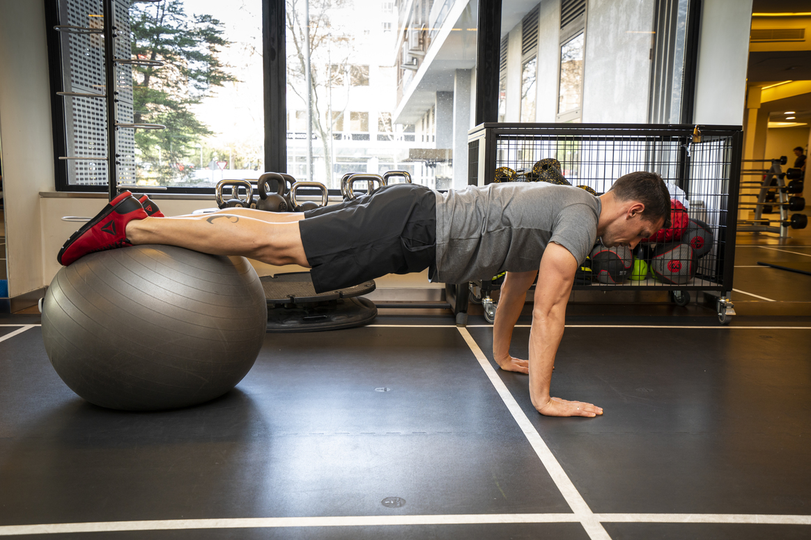 4 ejercicios con fitball para corredores