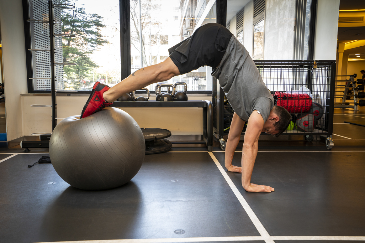 4 ejercicios con fitball para corredores