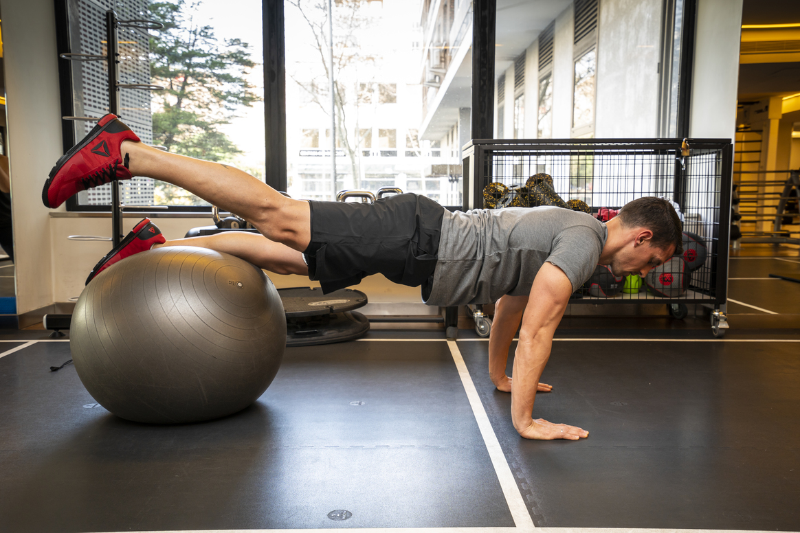 4 ejercicios con fitball para corredores