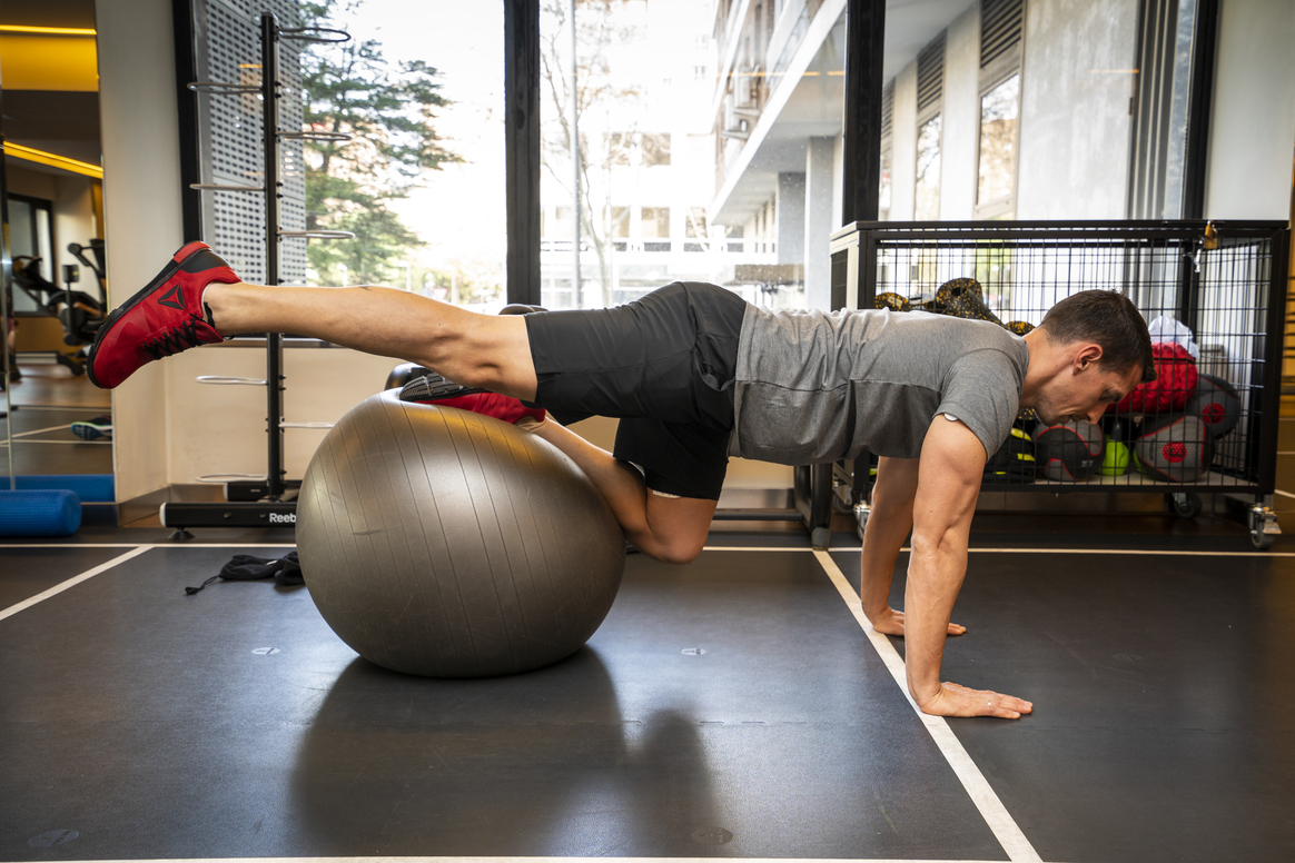 4 ejercicios con fitball para corredores