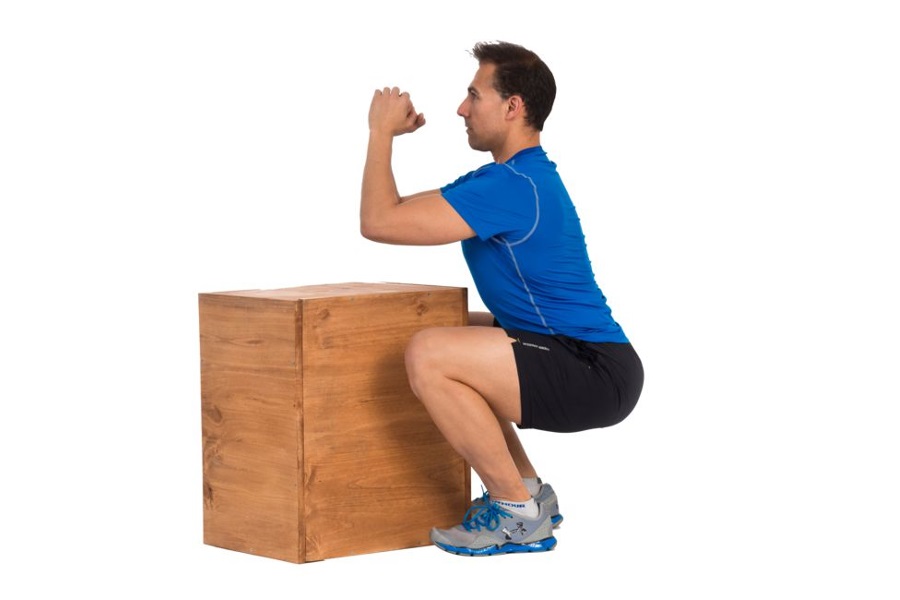 El truco del entrenador para llevar el pecho al frente en el squat