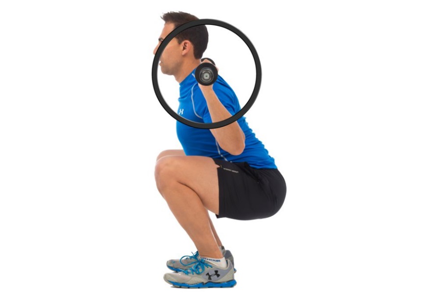 El truco del entrenador para llevar el pecho al frente en el squat