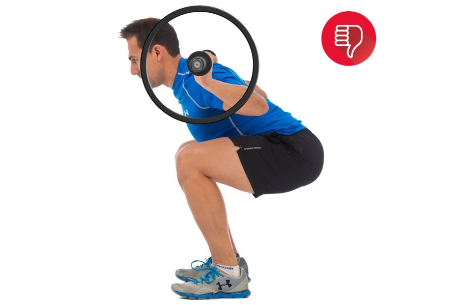 El truco del entrenador para llevar el pecho al frente en el squat