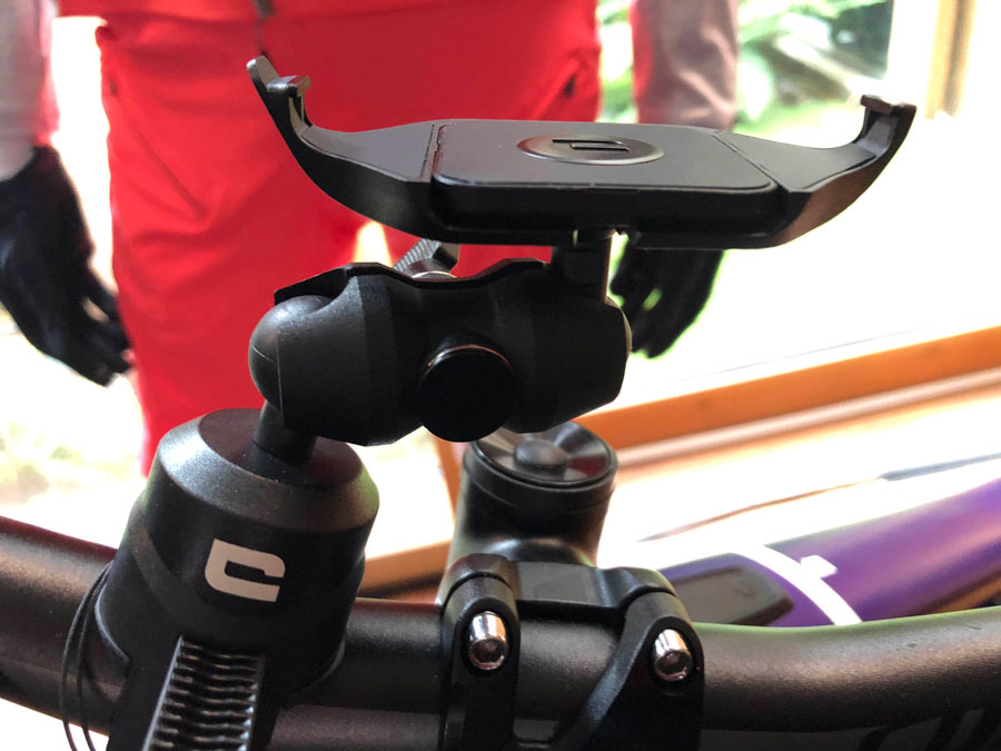 Con la sujeción de manillar multiajustable podrás utilizar el móvil como cámara o como GPS.