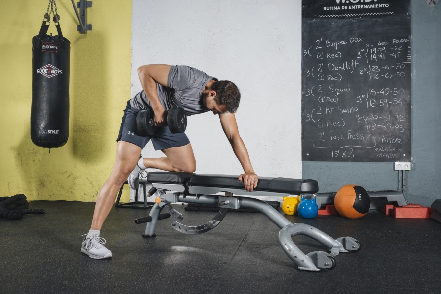 7 ejercicios de musculación para evitar la chepa