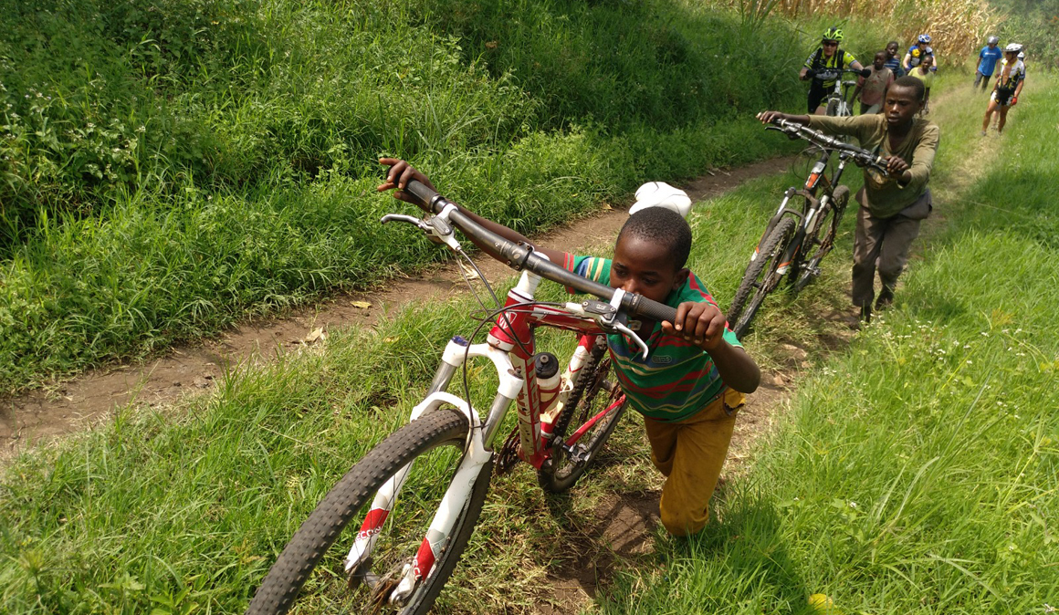 Bike Challenge Rwenzori, una aventura solidaria en bici por Uganda con Kelele Africa