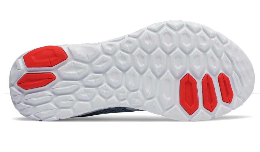 Sobre la suela Fresh Foam se insertan esas pequeñas piezas de goma de color, Fresh Foam Ground Contact, de un material resistente a la abrasión y de alto agarre.