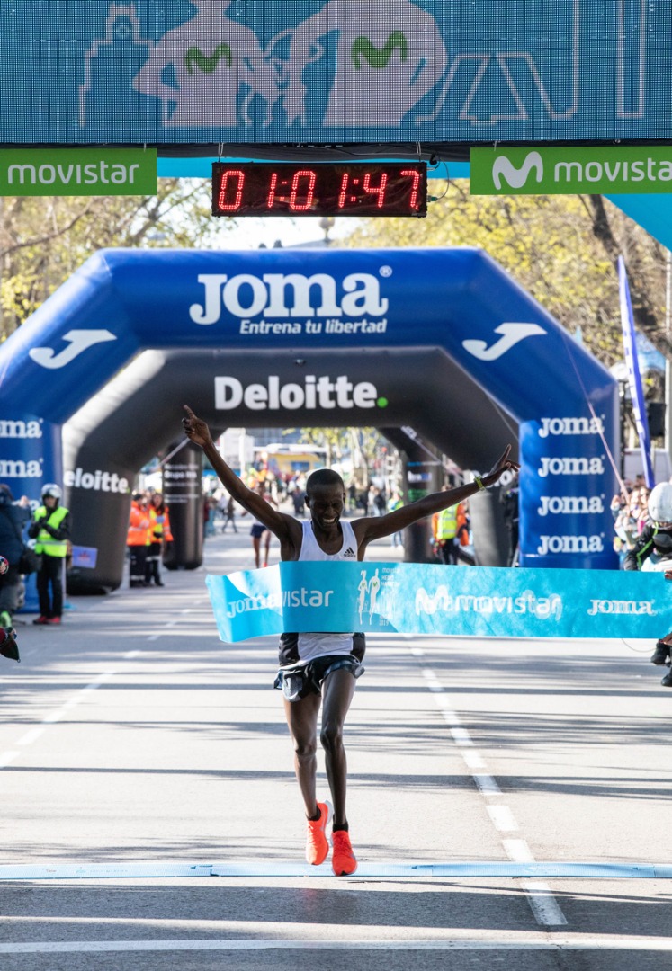 1 hora 1 minuto 47 segundos. Nunca se hicieron tan rápido 21 km en Madrid 