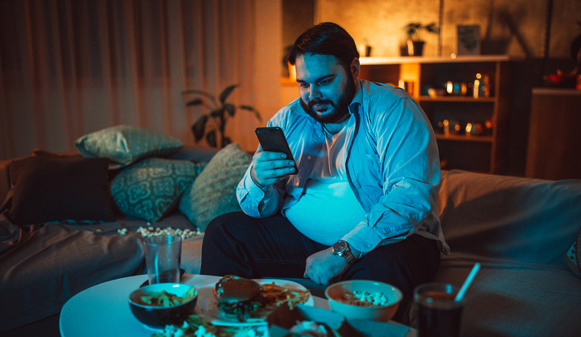 Demostrado: Pasar más de 4 horas con el móvil favorece la obesidad
