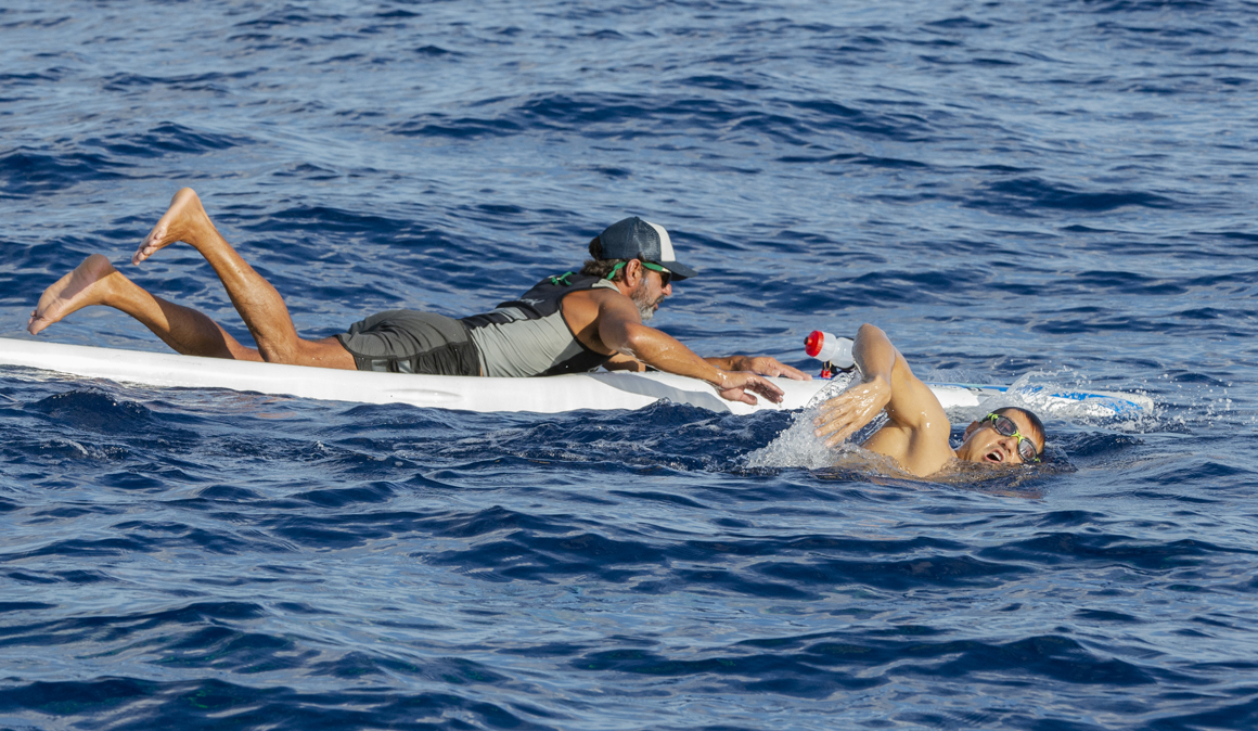 Pablo Fernández bate el récord Guinness mundial de los 100km a nado en solitario 