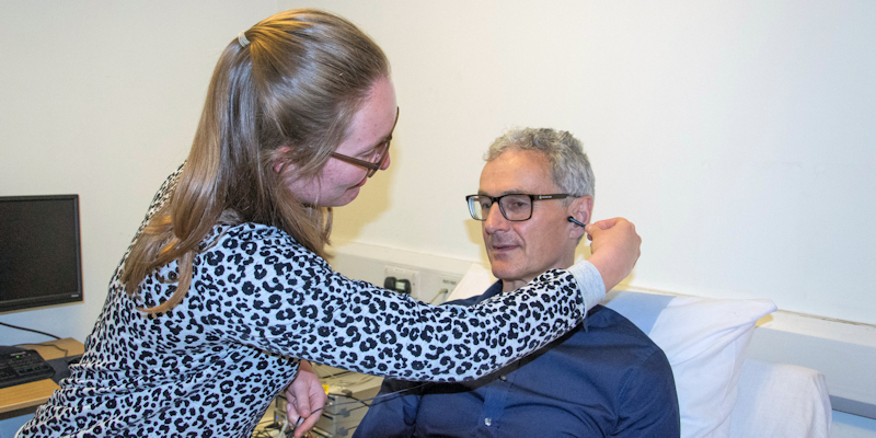 ¿Cosquillas en las orejas para retrasar el envejecimiento?