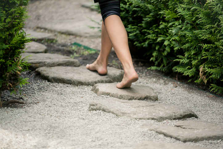 ¿Qué es el Earthing? Andar descalzo para mejorar tu salud