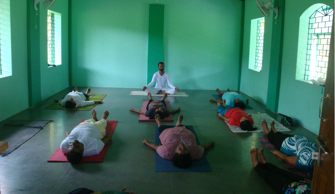 Conociendo a Felly Gomes, profesor de yoga y cofundador de la ONG LiveHappy en Goa