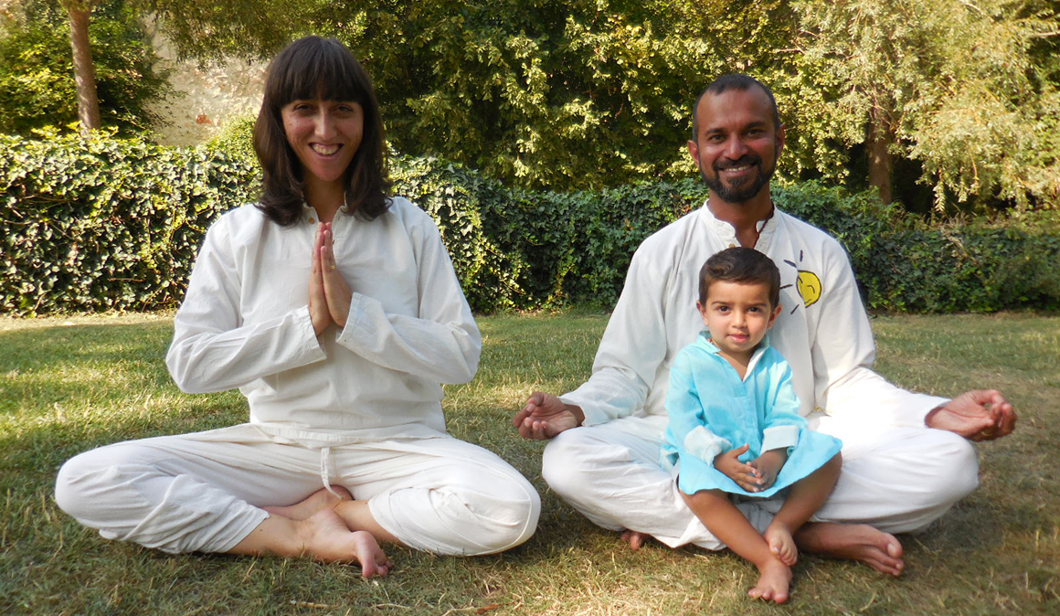 Conociendo a Felly Gomes, profesor de yoga y cofundador de la ONG LiveHappy en Goa