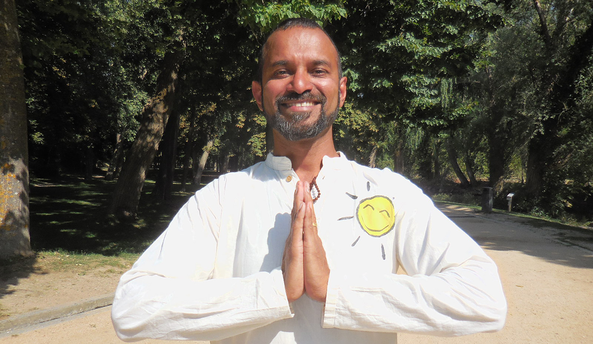 Conociendo a Felly Gomes, profesor de yoga y cofundador de la ONG LiveHappy en Goa