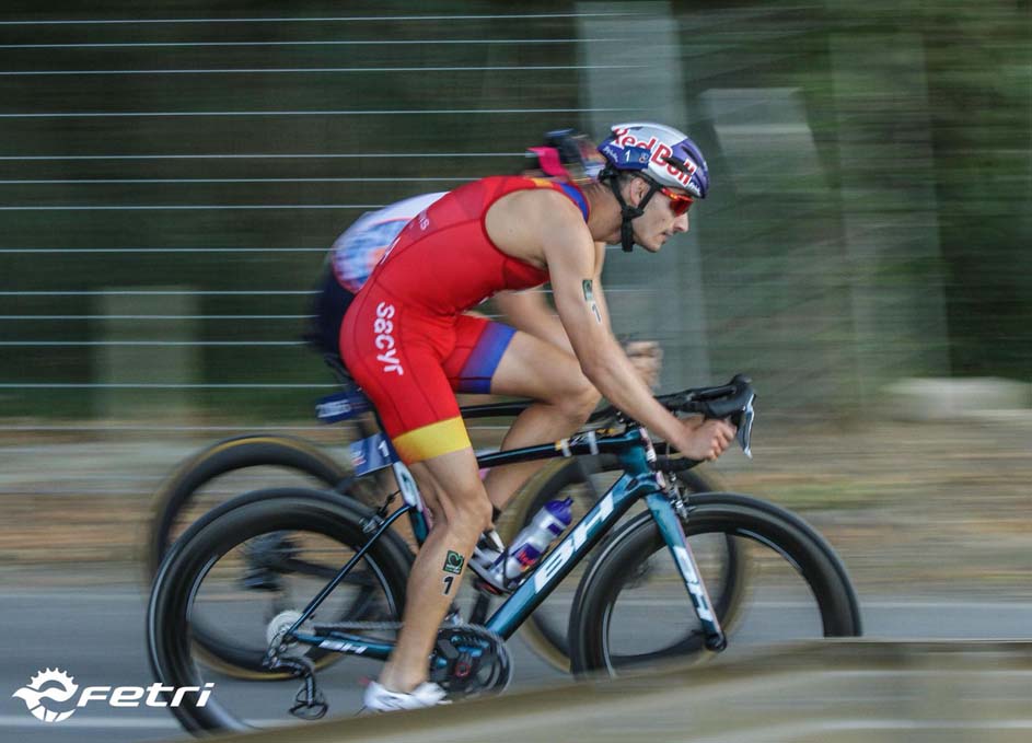 Vincent Luis se impone de nuevo a Mario Mola en Banyoles