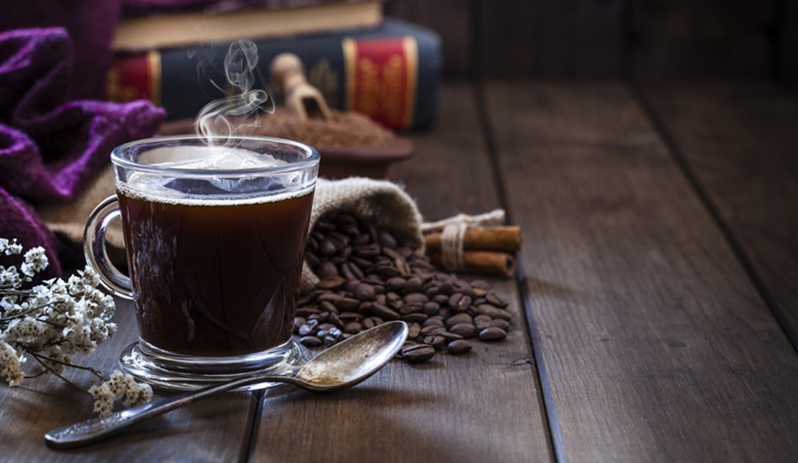 Doble batido energético de café y aguacate para antes y después del entrenamiento