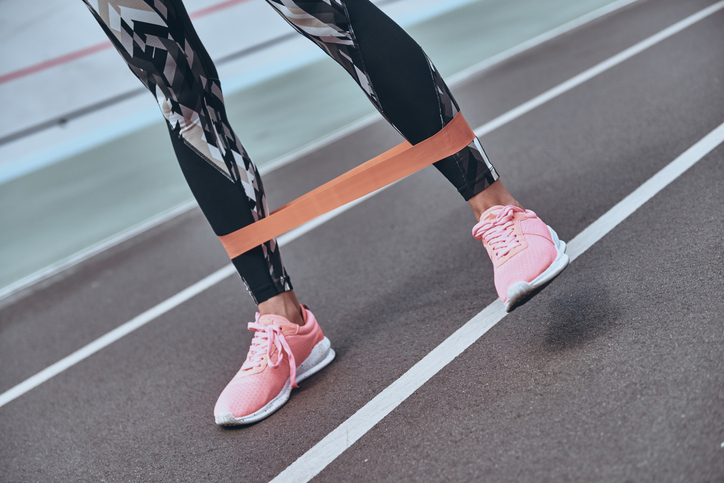 Ponte una banda elástica entre las piernas al correr y aumentarás la velocidad y eficiencia de carrera
