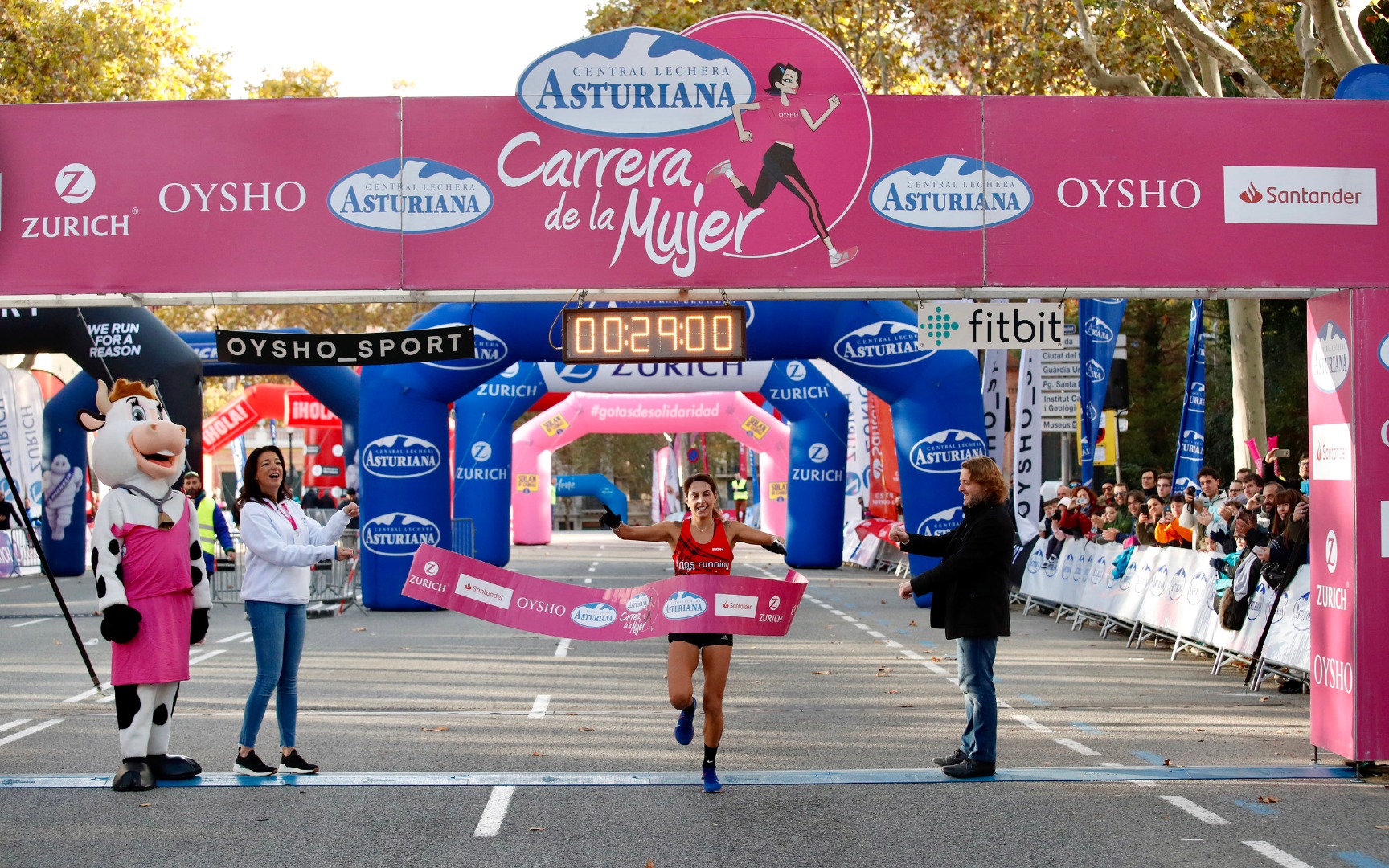 Toda Barcelona se une para formar una gran marea rosa