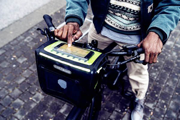 La bolsa de manillar con luz propia