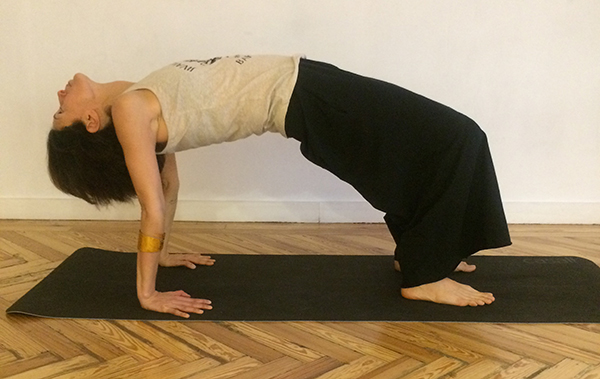 Las 10 posturas mágicas de Jivamukti Yoga