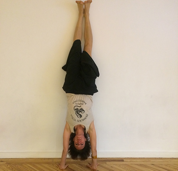 Las 10 posturas mágicas de Jivamukti Yoga