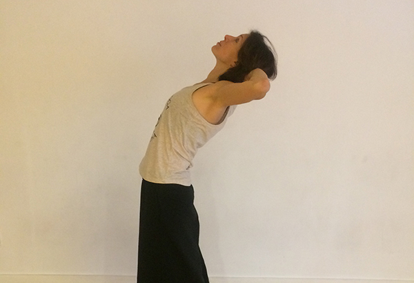 Las 10 posturas mágicas de Jivamukti Yoga